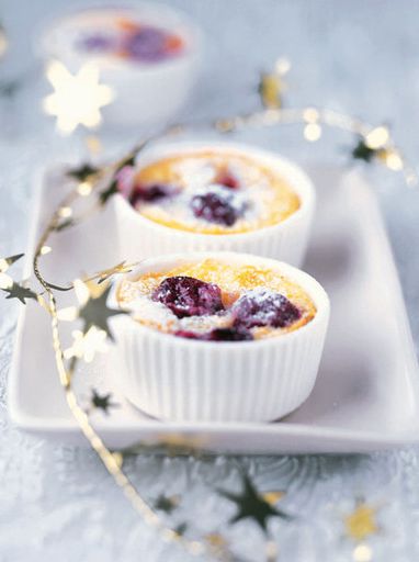Almond cream with cherries