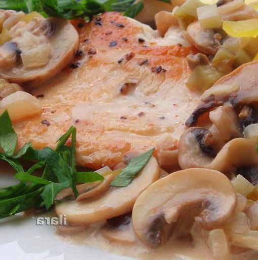 Chicken breast in a sauce of mushrooms and paprika