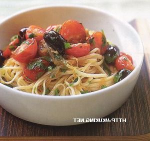 Linguine with tomatoes and olives