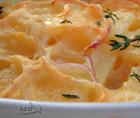 Potatoes au gratin with onions and cheese