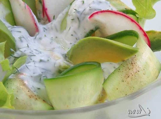 Salad with avocado, cucumber, radish and a yogurt sauce
