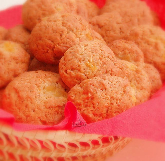 Gingerbread with pineapple and nuts