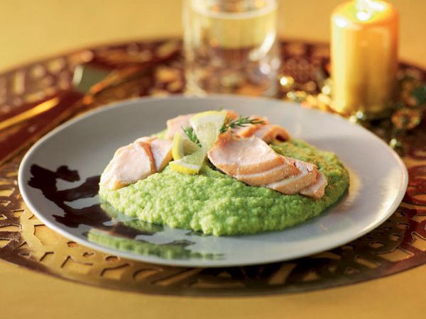 Salmon with mashed green peas