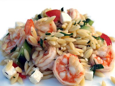 Salad with orzo and shrimp in the Greek style