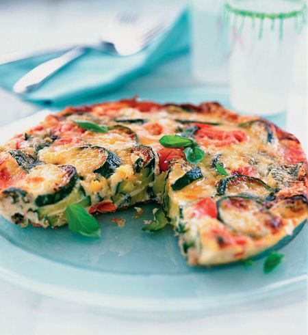 Omelette with zucchini, tomatoes and cheese