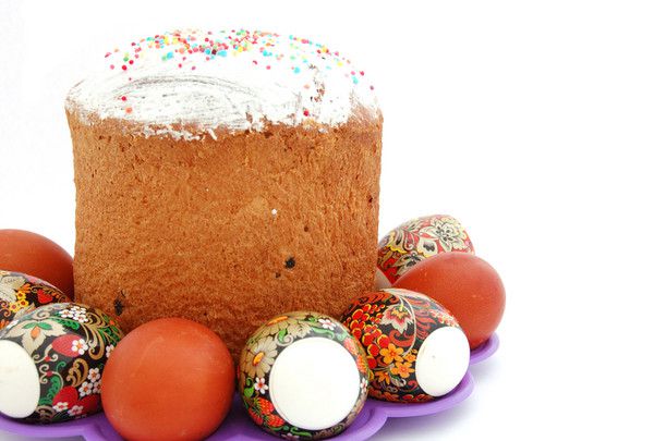 Cake with raisins and lemon icing