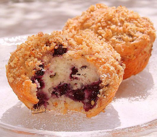 Muffins with blueberries and nut crust