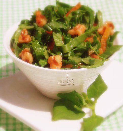 Salad with spinach, dried apricots and walnuts