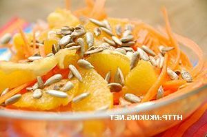 Carrot salad with sunflower seeds