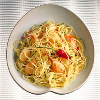 Spaghetti with roasted garlic