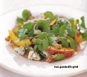 Salad of peaches, cheese and walnuts