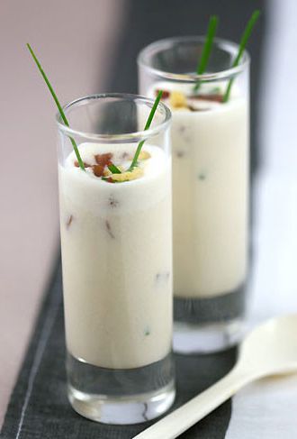White gazpacho with almonds (ajoblanco malagueno)