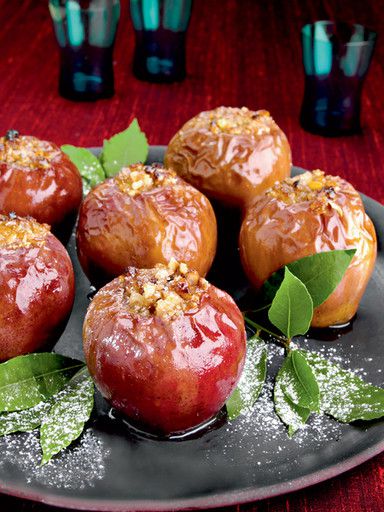 Apples baked with honey and almonds