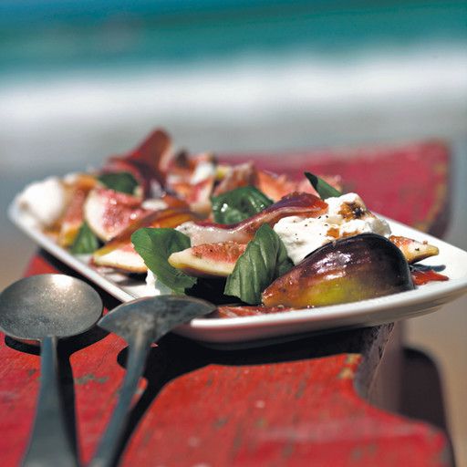 Salad with Hamon, figs, basil, mozzarella
