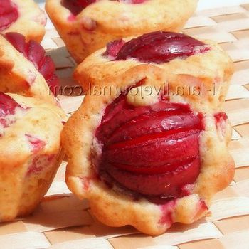 Portion muffins with plums
