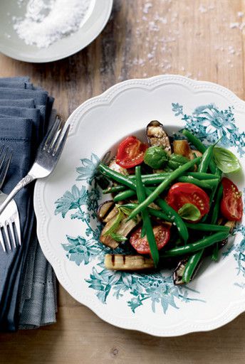 Salad with tomatoes, green beans and eggplant