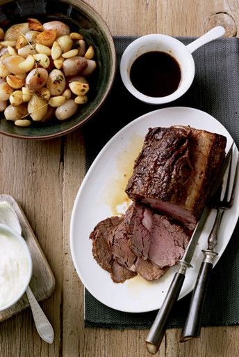 Roast beef with horseradish sauce, shallots and garlic