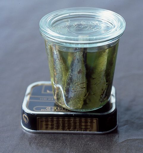 Sardines in oil with green tea