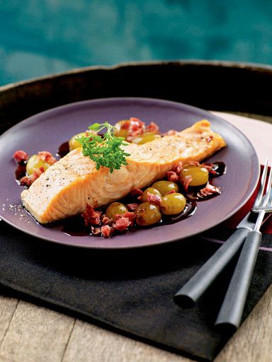 Grilled salmon with grapes and pancetta