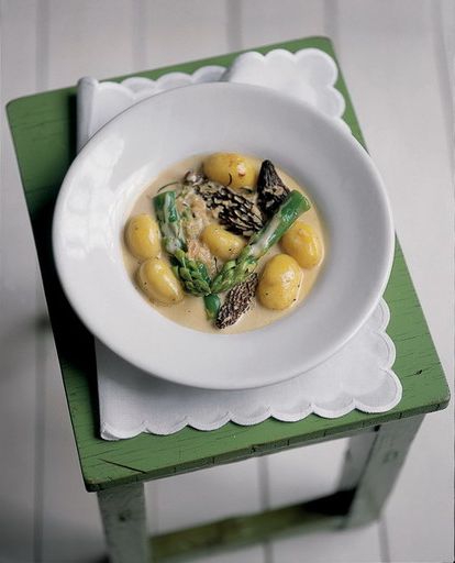 Asparagus, potatoes and morels in a creamy wine sauce