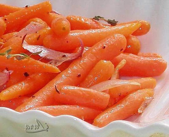 Mini carrots baked with thyme