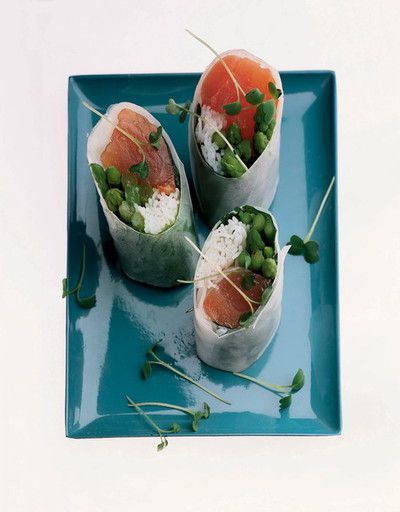 Crispy rolls with salmon and asparagus
