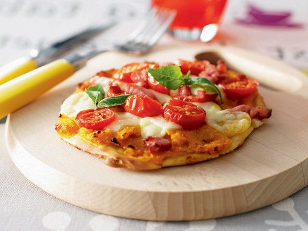 Pizza Chinese pumpkin, tomatoes and mozzarella