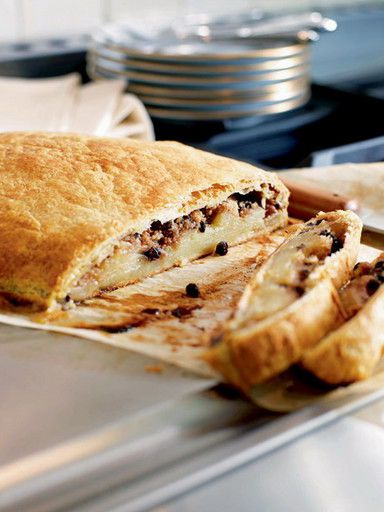 Apple strudel with nuts