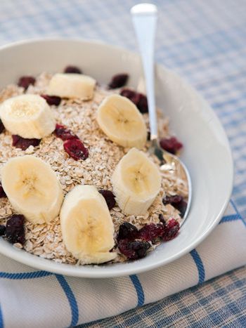 Quick oatmeal with berries and bananas