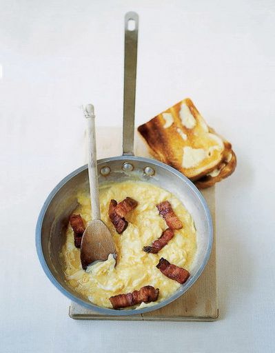 Scrambled eggs with sour cream and bacon
