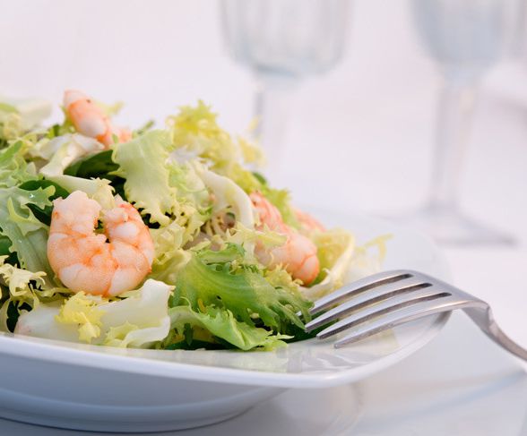 Green salad with prawns with citrus dressing