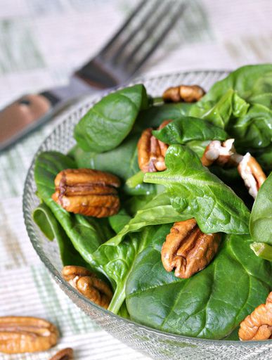 Spinach salad with pears and pecans
