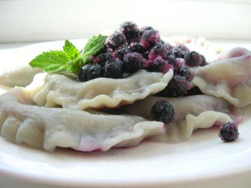 Dumplings with black currant