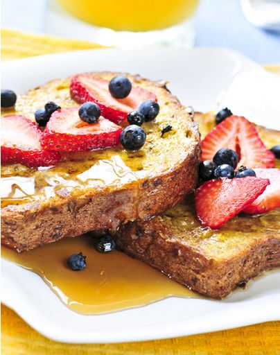 French toast with berries