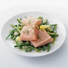 Fish kebabs with sweet peas and lemon-mayonnaise couple