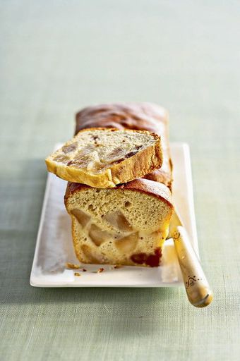 Cake with apples and raisins
