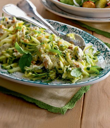 Salad of zucchini with goat cheese