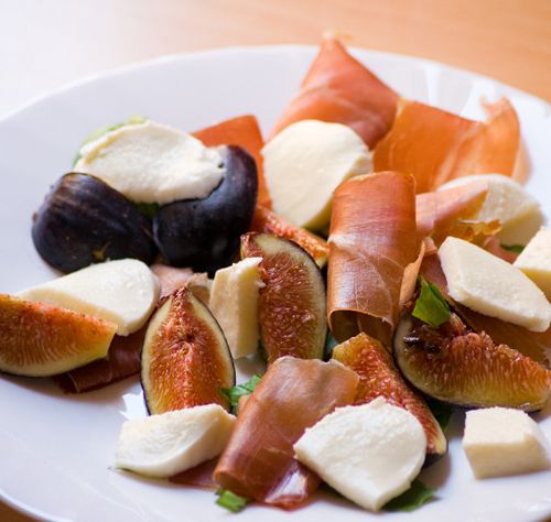 Appetizer of figs with mozzarella