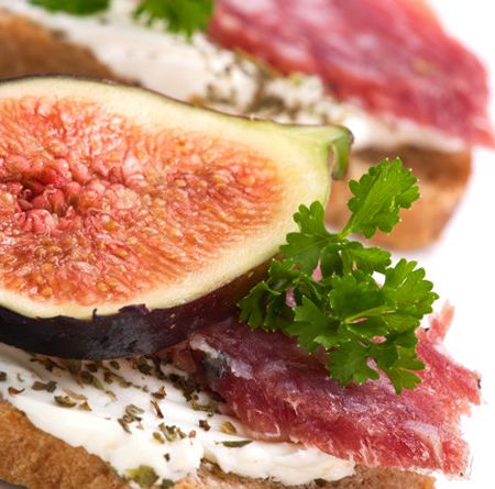 Bruschetta with figs, ham and cream cheese