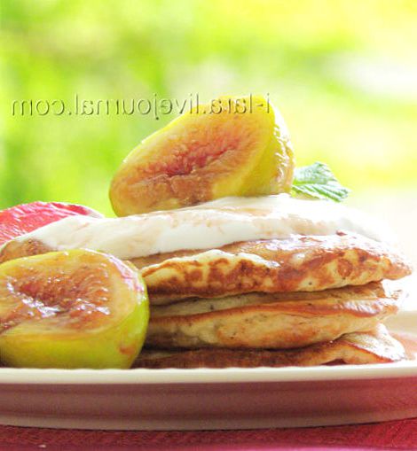 Banana pancakes with figs