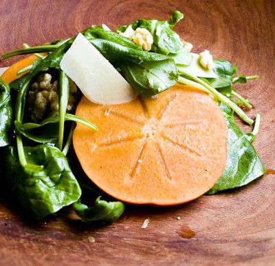Salad of spinach and persimmon
