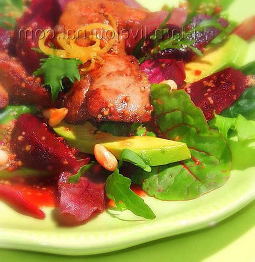 Salad with chicken liver, beets and avocado