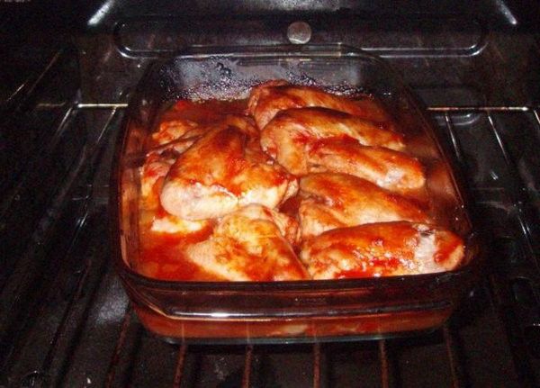 Chicken wings with spicy sauce