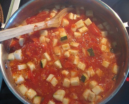 Tomato sauce with zucchini