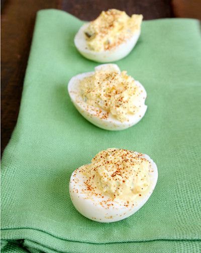 Eggs stuffed with chicken with herbs and lemon