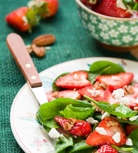 Salad with spinach, strawberries