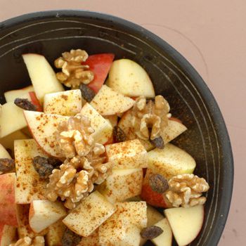 Dessert salad with apples, raisins and cinnamon