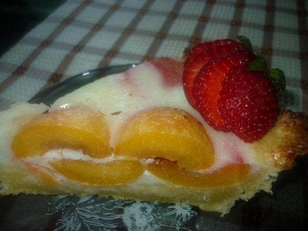 Tart with apricots