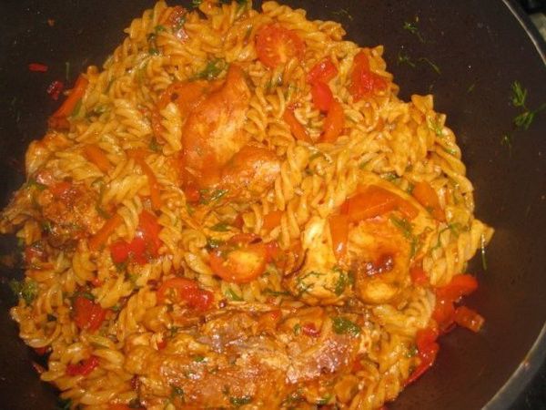 Pasta with chicken in tomato sauce