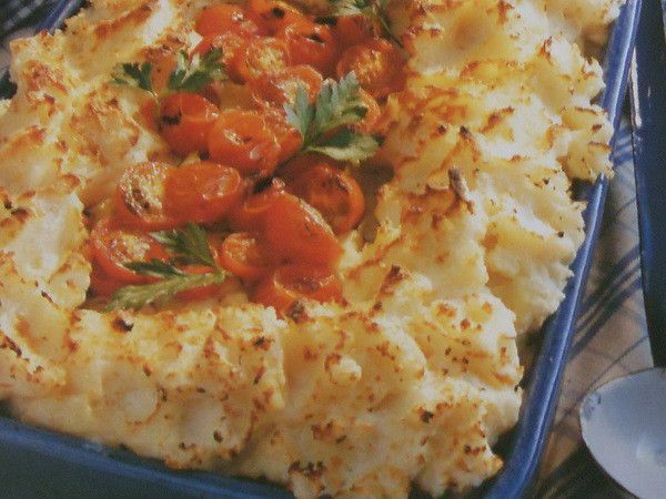 Casserole with chicken legs and onions.